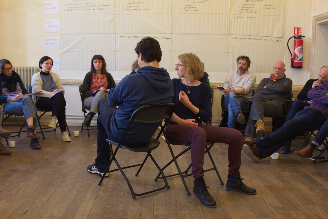 Débat entre stagiaires à l'ancien monastère de Sainte-Croix