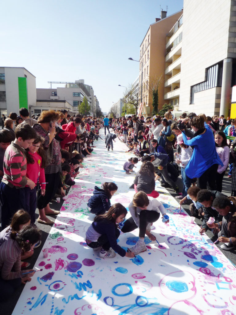 La Fête du livre jeunesse devant la Maison du livre, de l’image et du son, 2012.