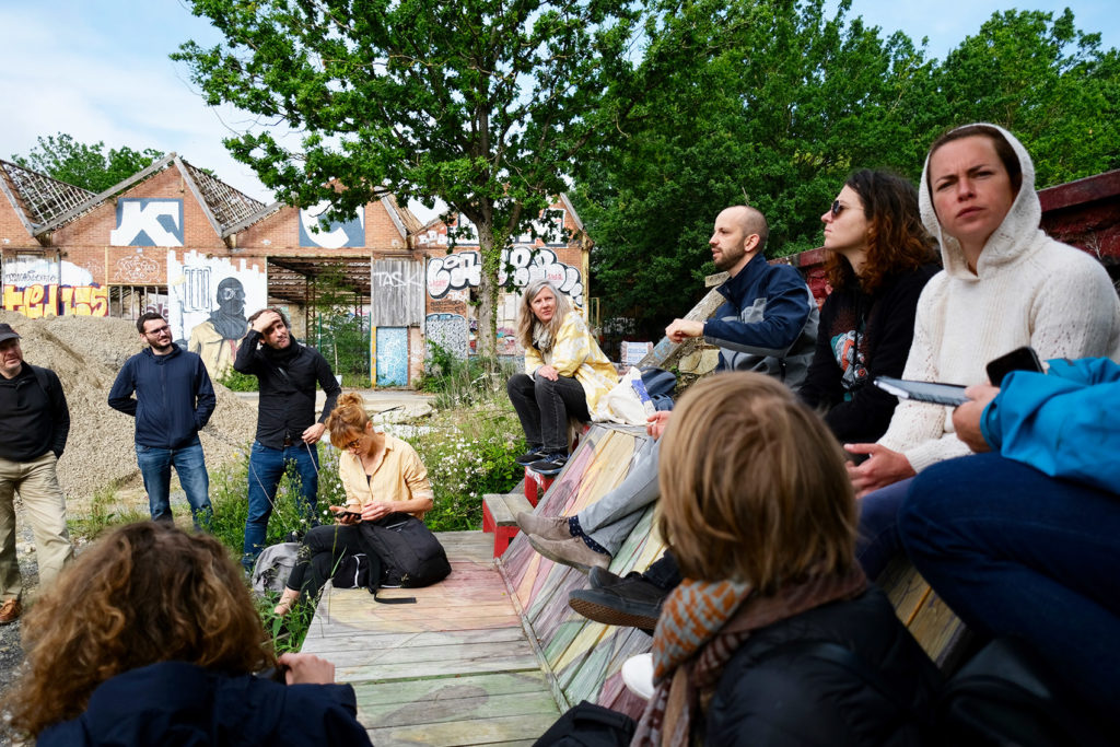 Stagiaires dans une friche à Rennes