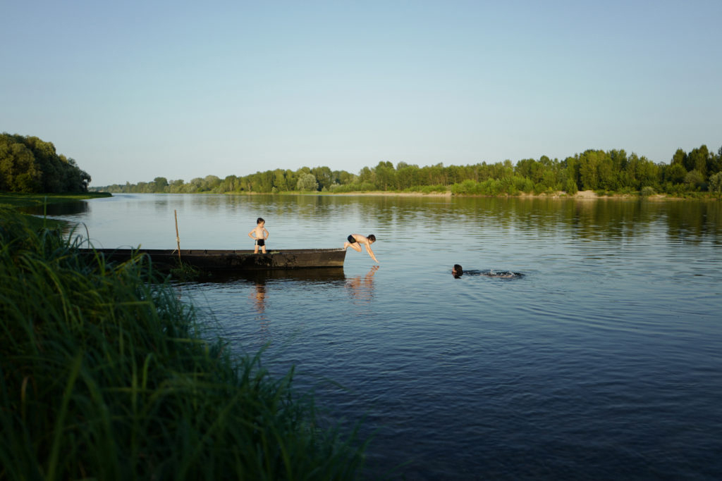 Paysage de Loire © Bruno-Marmiroli. Enfants au bord de l'eau
