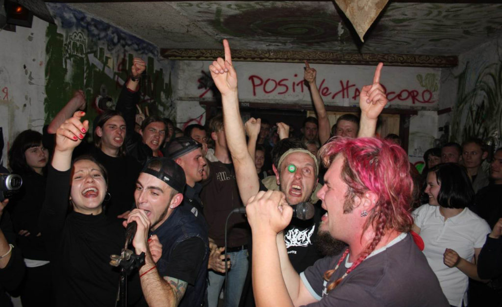 Concert du groupe punk contestataire biélorusse Deviation, dans le garage Shit Sound Shock Club à Hrodna (Bélarus), 2010 ou 2011. Photo : © Ivan Slushko