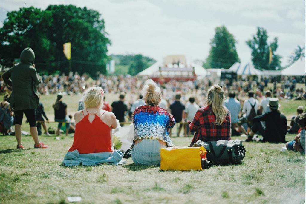 Public de dos à l'occasion d'un festival