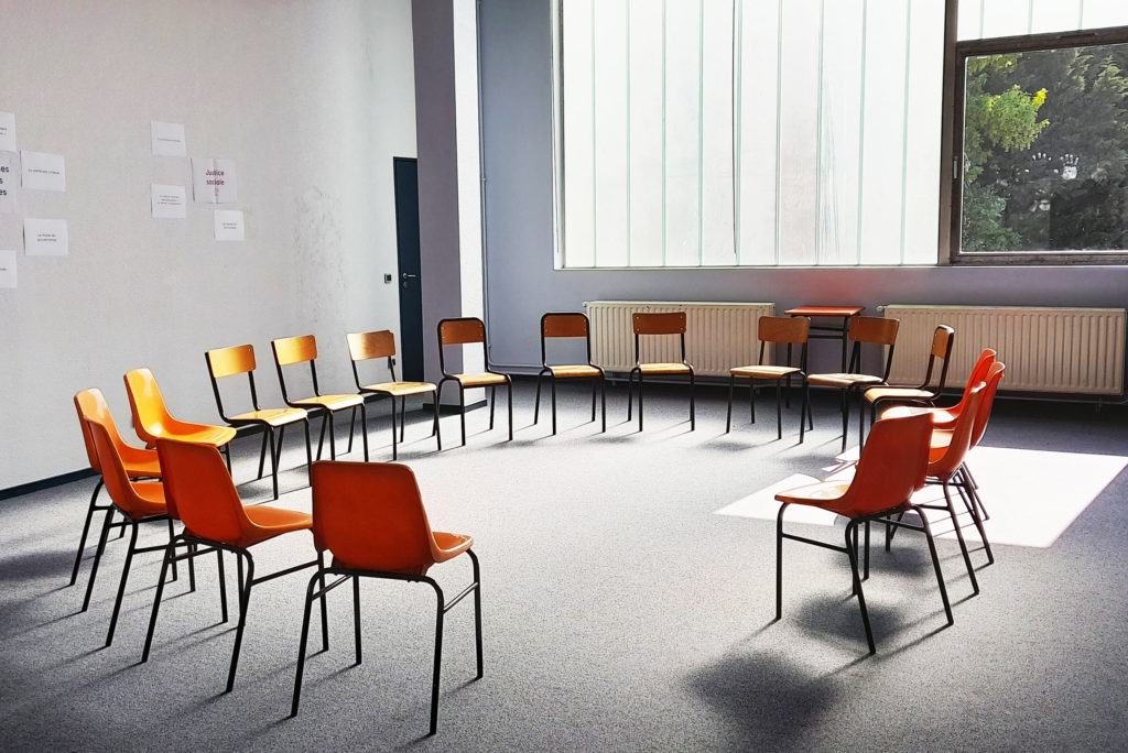 © Elise Colin-Madan. Chaises disposées en cercle.