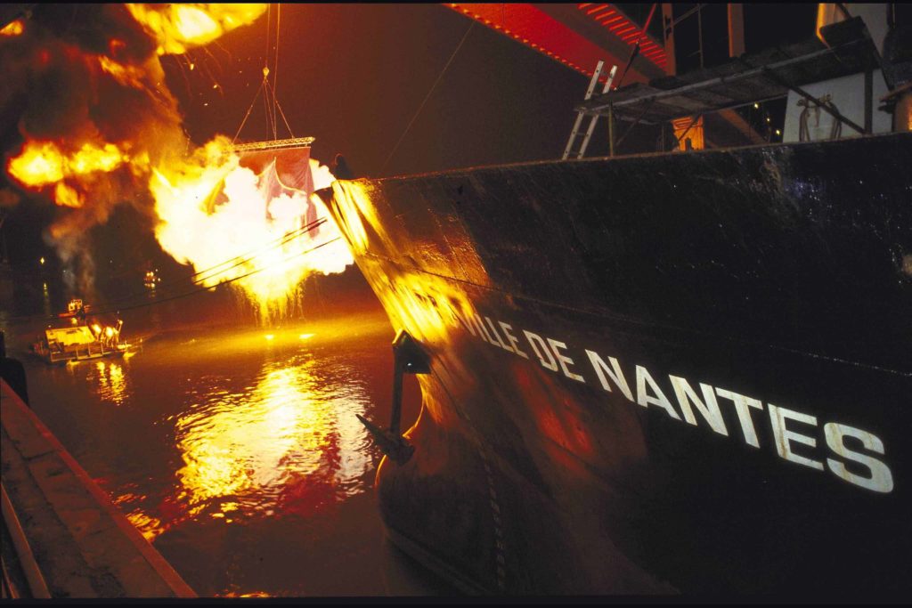 Mise en scène d'un bateau avec des flammes