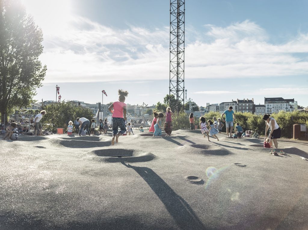 Des enfants jouent et sautent dans le Parc des chantiers à Nantes.