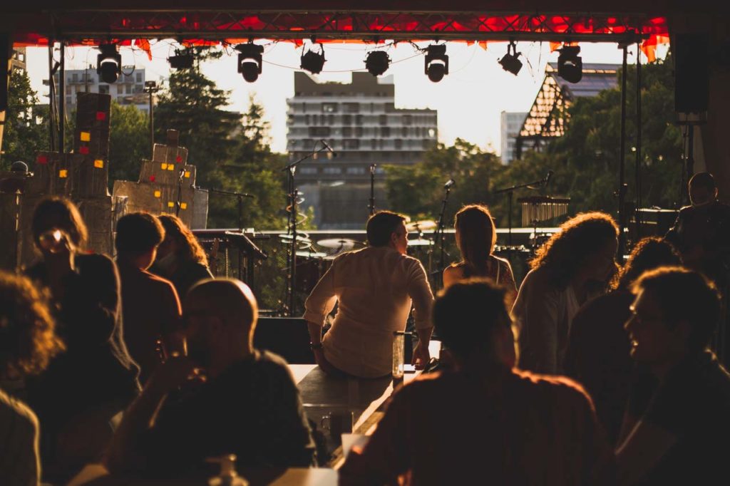 Spectateurs de dos, concert en plein air.