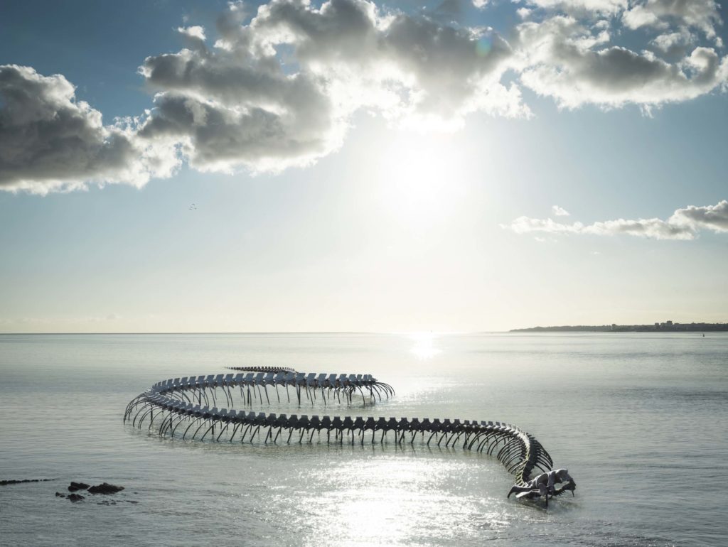 Œuvre d'art contemporaine en forme de serpent géant immergée dans la mer