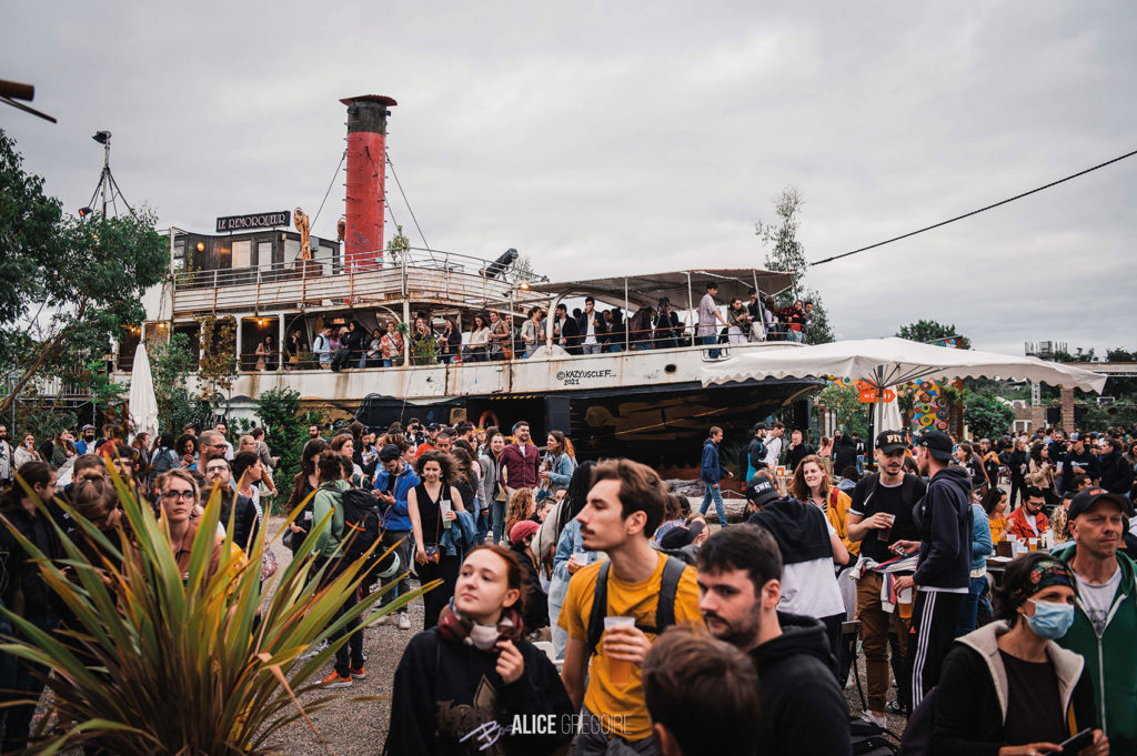 Scène de foule à Transfert. Paquebot festif