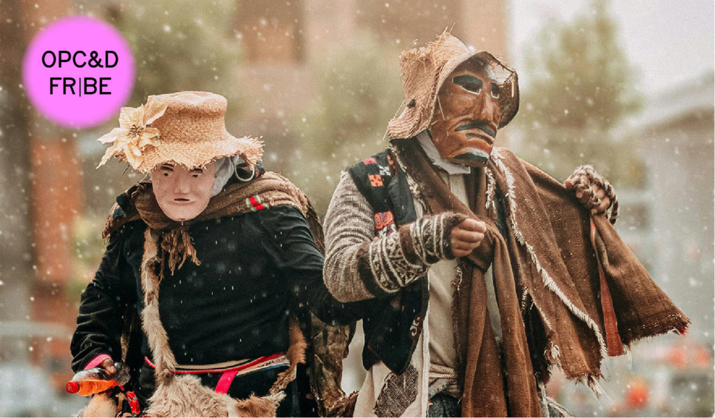 2 personnes en habits traditionnels dansent