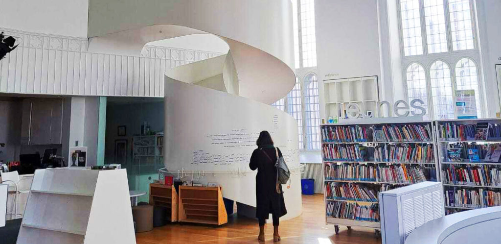 Personne de dos dans une bibliothèque 