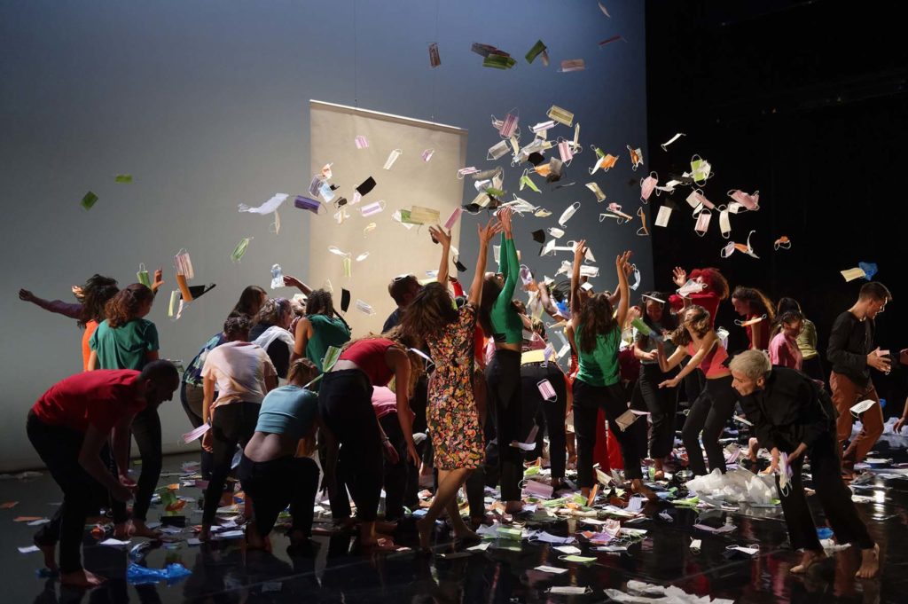 Spectacle où les danseurs jettent en l'air des masques Covid de toutes les couleurs.