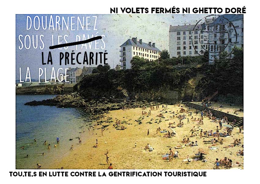 Carte postale de propagande sur laquelle il est écrit : « Douarnenez, sous les pavés la plage »avec le mot « pavés » barré et remplacé par « précarité ».