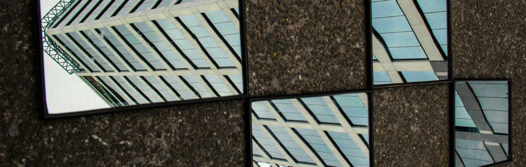 Miroirs sur le sol qui renvoient le reflet d'immeubles