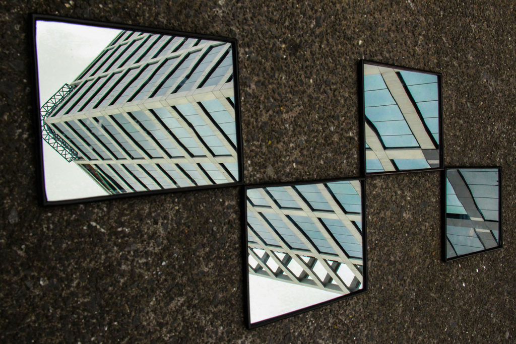 Miroirs sur le sol qui renvoient le reflet d'immeubles