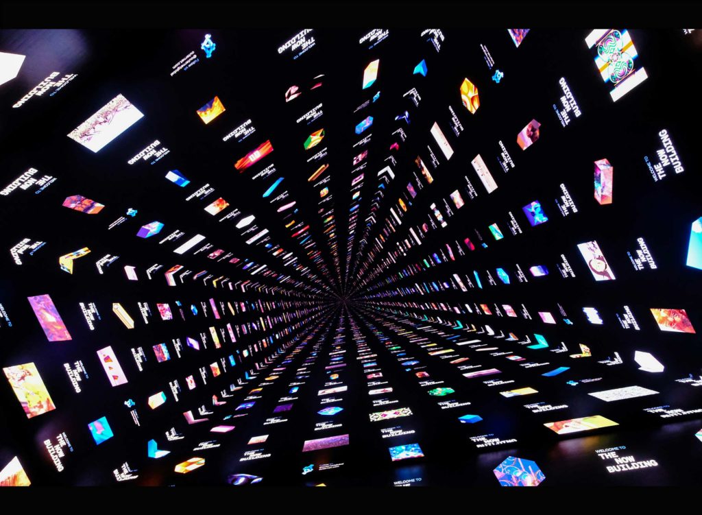 Spirale d'écrans sur fond noir