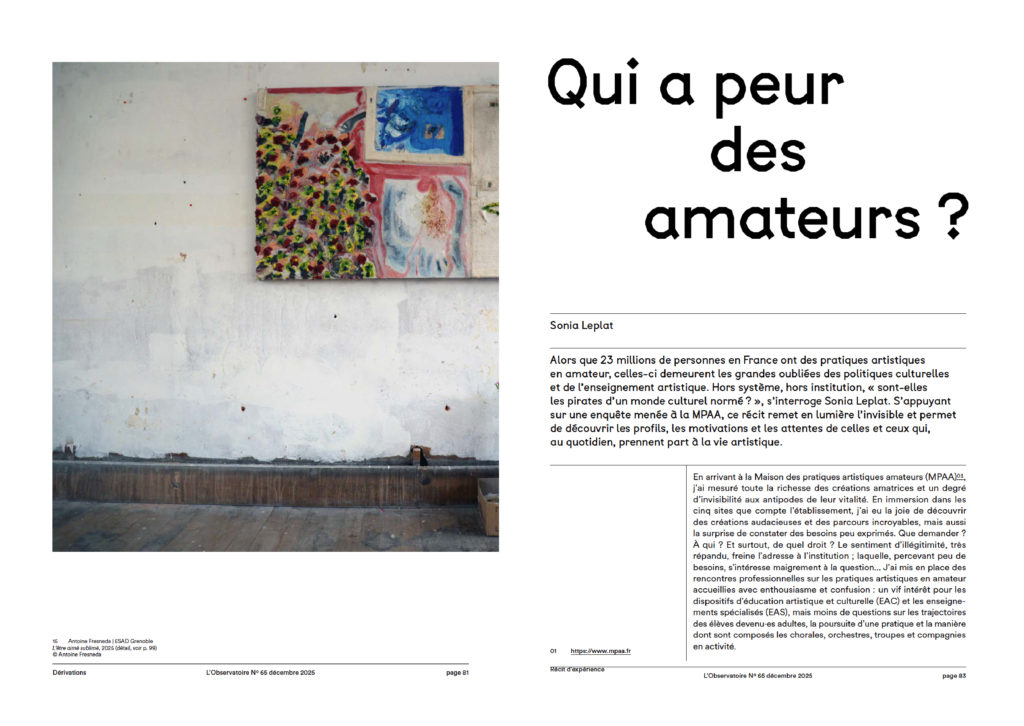 Pages intérieures de l'Observatoire n°65. Peintures accrochées à un mur blanc.