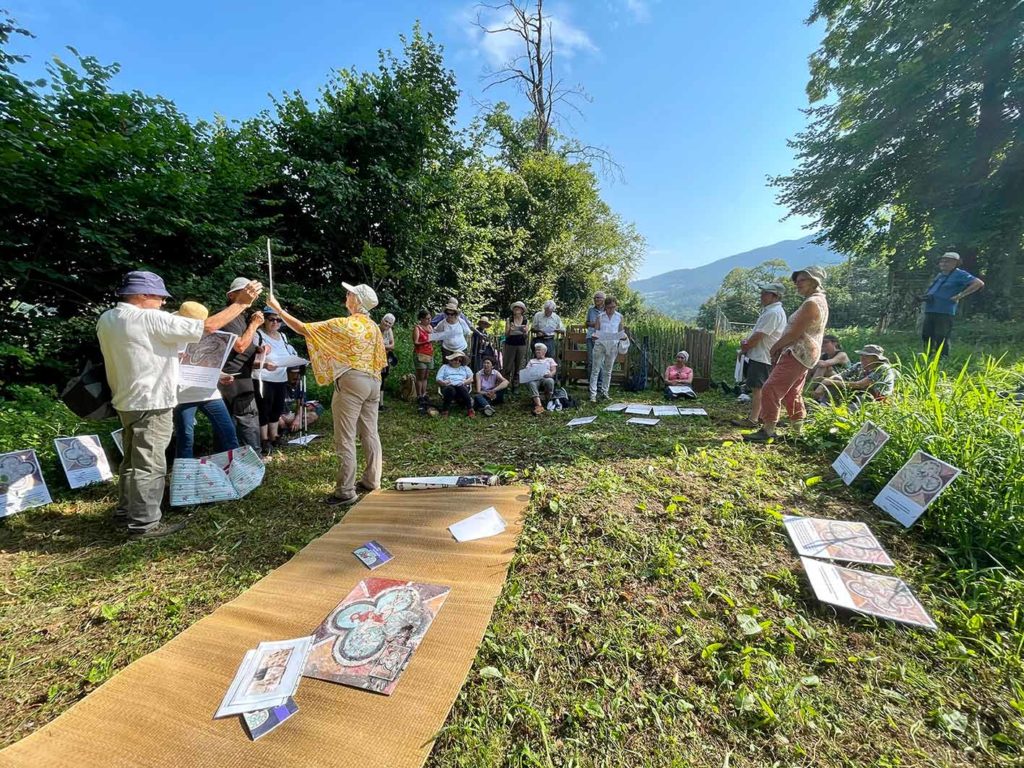 Jardin. Plusieurs personnes évoluent autour d'un projet commun.