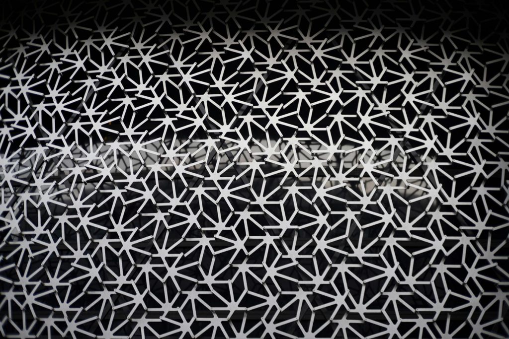 Structure en métal. Formes de fleurs reliées.
