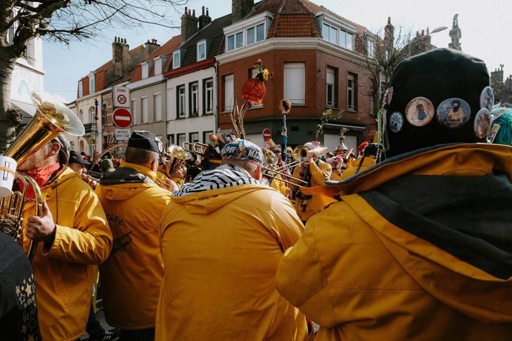 Une fanfare, des musiciens en cirés jaunes, dans la rue.