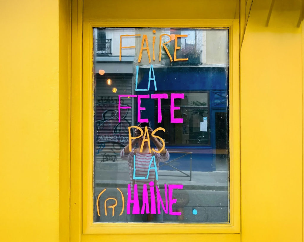 Un miroir avec le slogan suivant ; faire la fête, pas la haine !