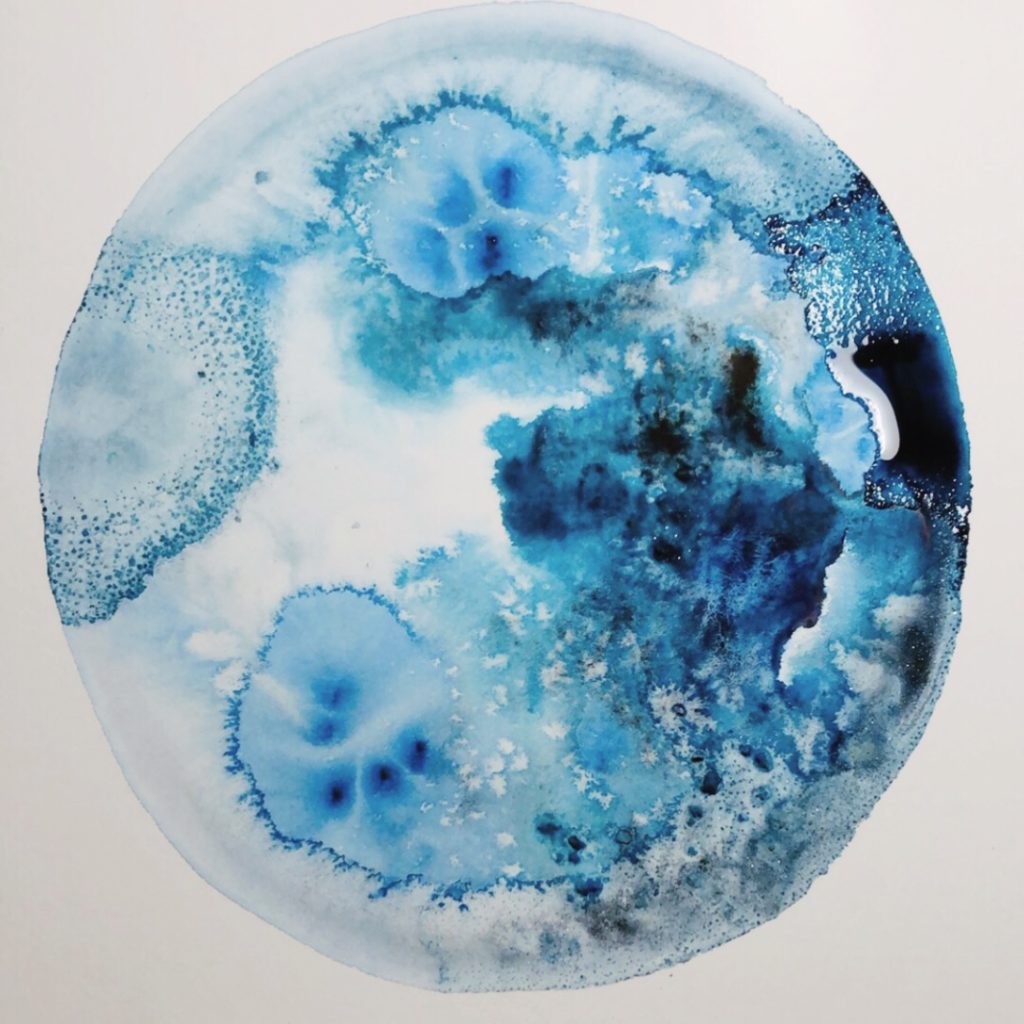 Oeuvre représentant une terre bleue et blanche. Travail à l'aquarelle.