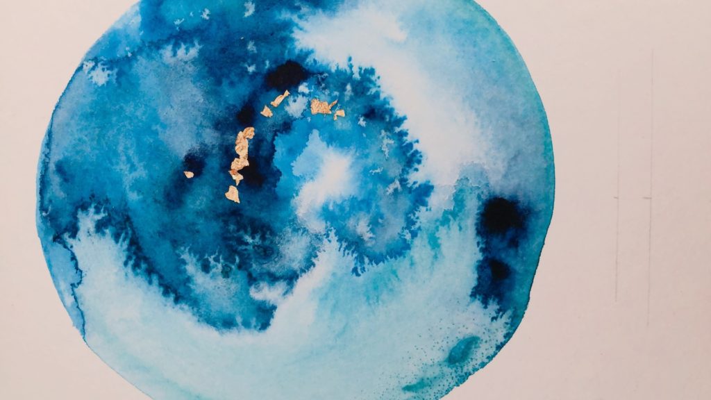 Oeuvre représentant une terre bleue et blanche. Travail à l'aquarelle.