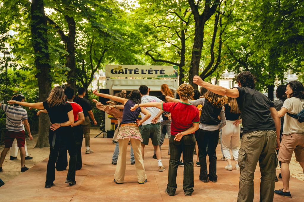 Personnes de dos effectuant des mouvements de gymnastique 