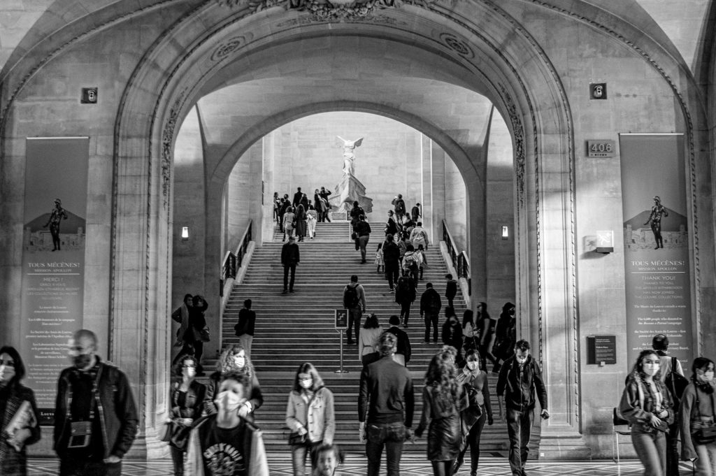Escalier avec foule menant au Musée du Louvre à la victoire de Samothrace